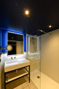 Groupe Cardinal - Kopster Hôtel - Salle de bain chambre bleue ©Franck Badaire