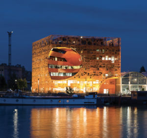 Groupe Cardinal - Cube Orange Nuit -Jakob+MacFarlane- photo Guillaume Perret Groupe Cardinal Cube Orange Nuit - Jakob+ MacFarlane